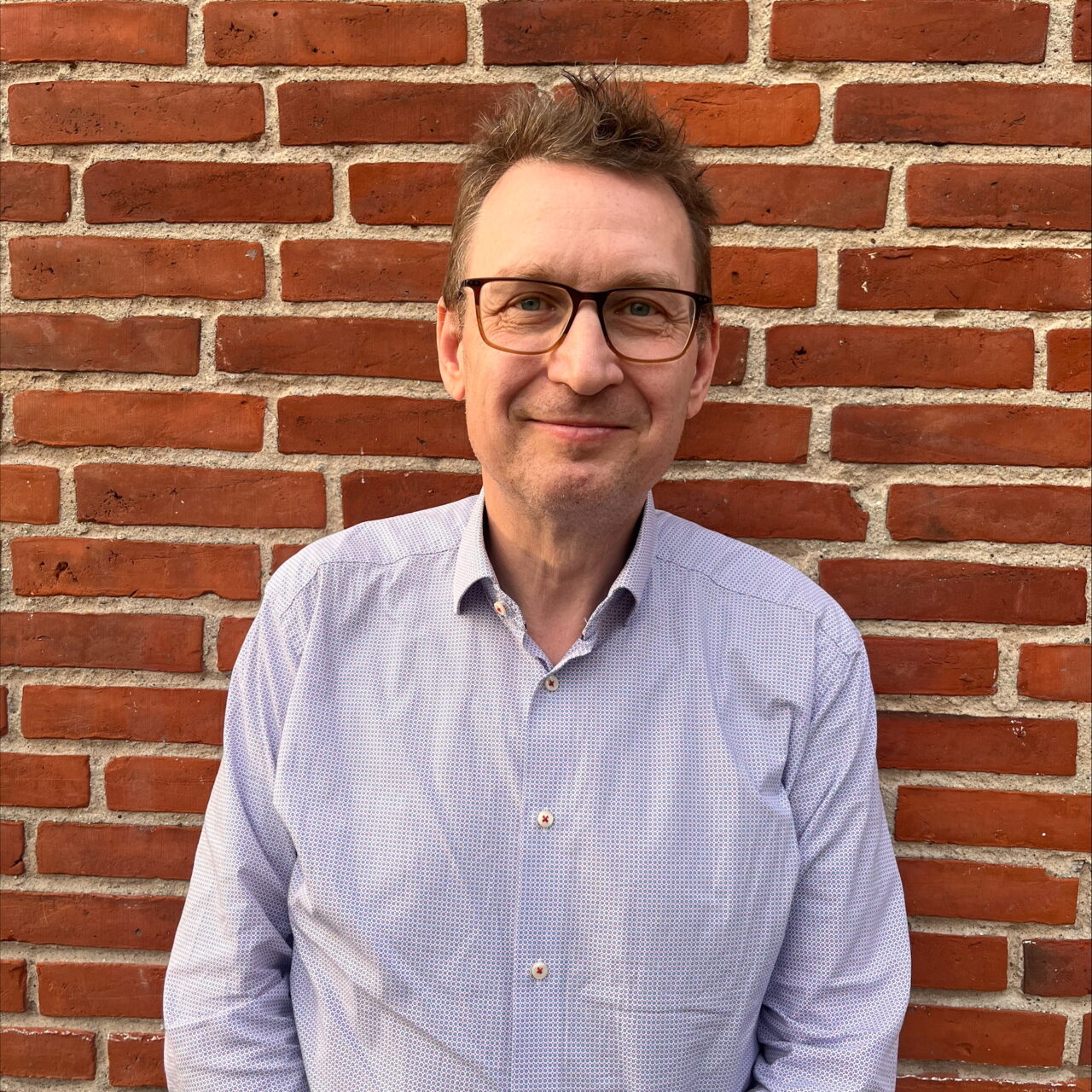 https://www.flongkondi.dk/wp-content/uploads/2025/04/Claus-Kollerup-Olsen2-1280x1280.jpeg